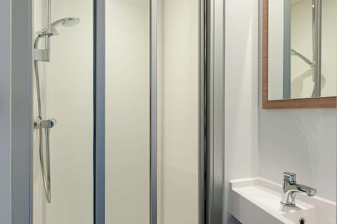 Standard Room, 2 Twin Beds | Bathroom | Shower, eco-friendly toiletries