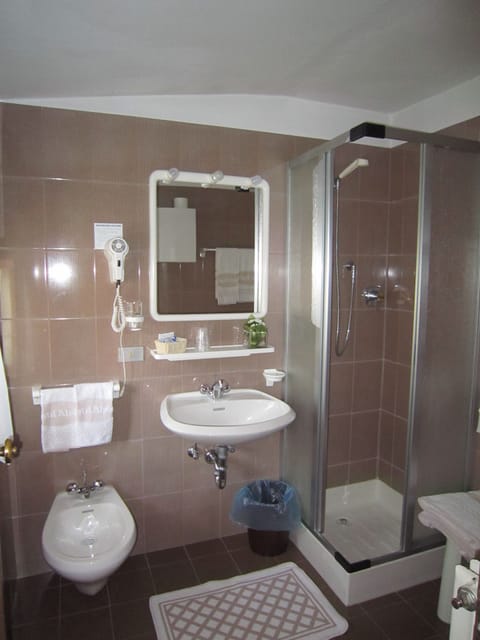 Comfort Room | Bathroom | Shower, hair dryer, bidet, towels