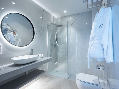 Superior Double Room | Bathroom | Shower, rainfall showerhead, free toiletries, hair dryer