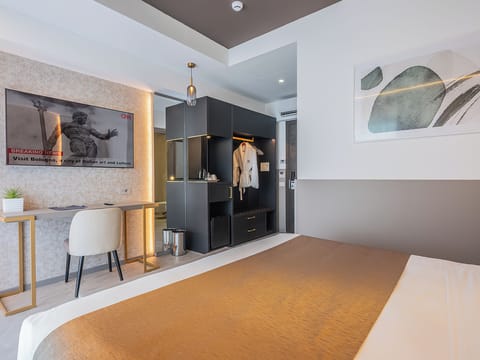 Down comforters, minibar, in-room safe, desk