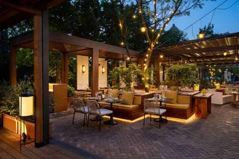 6 restaurants; breakfast, lunch, dinner, and brunch served