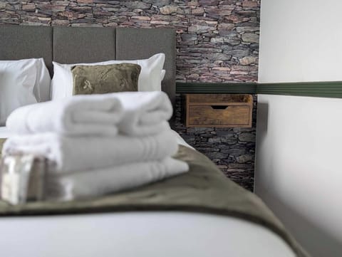 Comfort Double Room, 1 Double Bed, Ensuite | Free WiFi, bed sheets