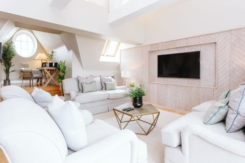 Penthouse Suite | Living room | 55-inch Smart TV with digital channels, TV