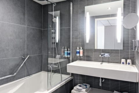 Shower, rainfall showerhead, free toiletries, hair dryer