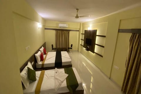 Suite | Desk, laptop workspace, iron/ironing board, free WiFi