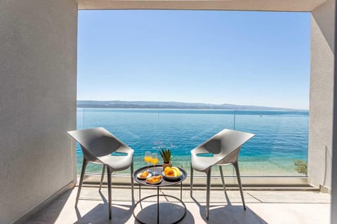 Deluxe room with glass balcony and sea view | Terrace/patio