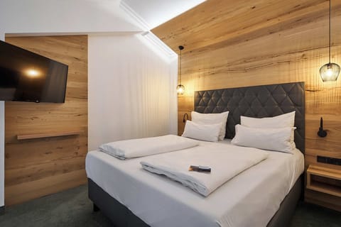 Deluxe Duplex, 1 King Bed | Hypo-allergenic bedding, in-room safe, desk, laptop workspace