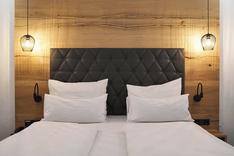 Deluxe Duplex, 1 King Bed | Hypo-allergenic bedding, in-room safe, desk, laptop workspace