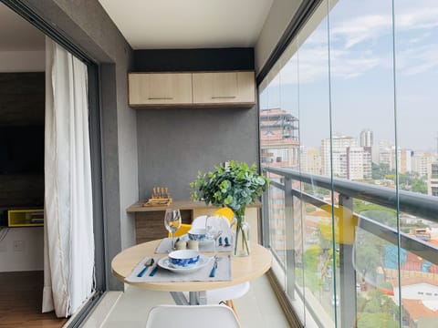 Business Studio | Living area | 40-inch Smart TV with cable channels, TV