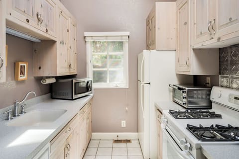 Palisade Cottage | Private kitchen | Oven, stovetop, dishwasher, coffee/tea maker
