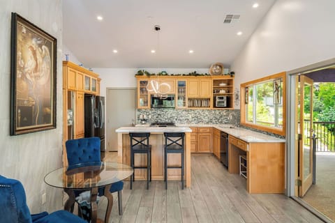 Premium Studio Suite, 1 King Bed, Kitchen, Mountain View | Private kitchen | Oven, stovetop, dishwasher, coffee/tea maker