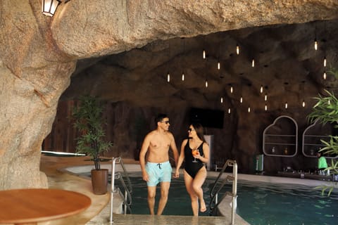 Swim-up bar