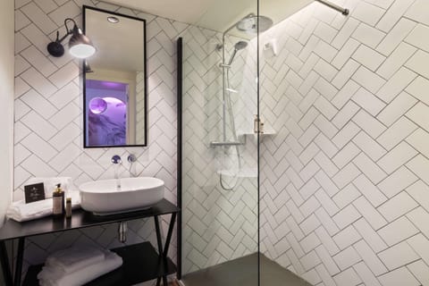 Rainfall showerhead, free toiletries, hair dryer, towels