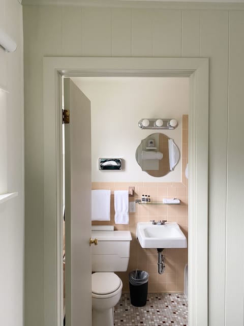 Combined shower/tub, designer toiletries, hair dryer, towels