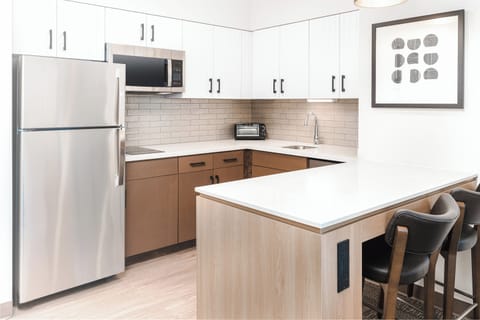 Full-size fridge, microwave, stovetop, dishwasher