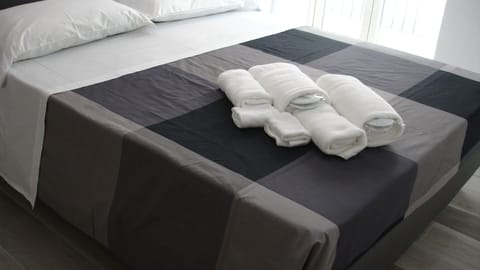 Business Double Room, Courtyard View (Palaiòs) | Egyptian cotton sheets, premium bedding, down comforters, minibar