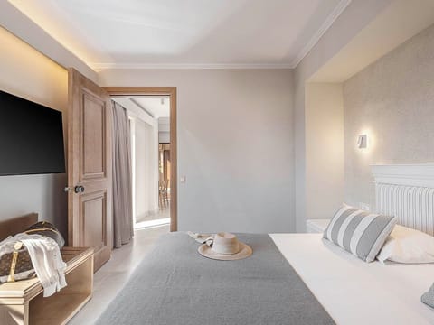 Premium Apartment, Private Pool | Egyptian cotton sheets, premium bedding, down comforters, pillowtop beds