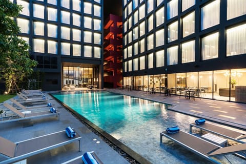 Seasonal outdoor pool, pool umbrellas