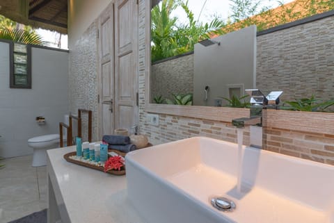 Pool Villas | Bathroom | Shower, hair dryer, towels, soap