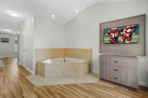 Standard Suite, 1 King Bed, Non Smoking, Jetted Tub (Jetted Tub) | Jetted tub