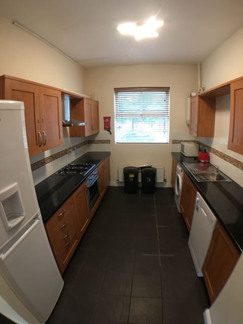 House, 4 Bedrooms | Private kitchen | Full-size fridge, microwave, oven, stovetop