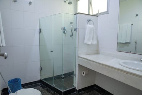 Luxo Triplo Casal | Bathroom | Shower, hair dryer, towels, soap