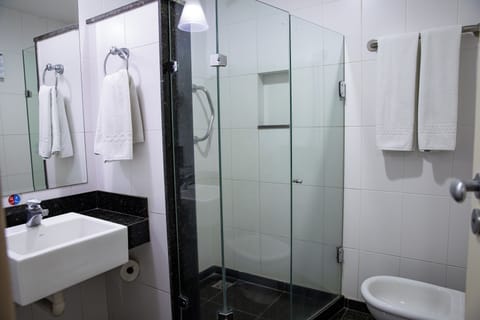 Luxo Casal | Bathroom | Shower, hair dryer, towels, soap