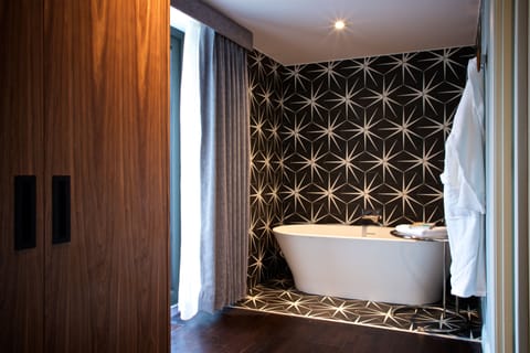 Suite | In-room safe, soundproofing, iron/ironing board, free WiFi