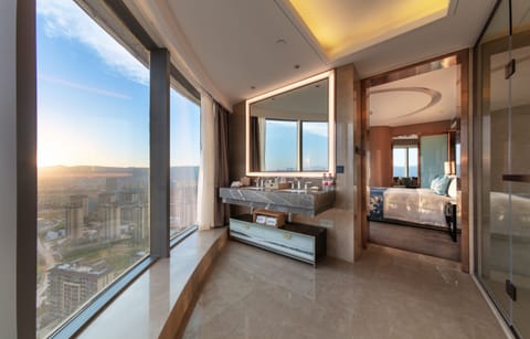 Luxury Suite | Bathroom | Separate tub and shower, rainfall showerhead, eco-friendly toiletries
