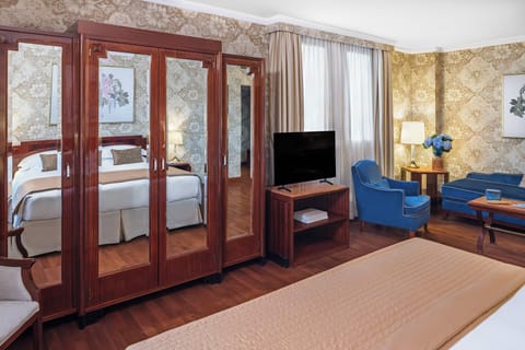 Junior Suite | Premium bedding, minibar, in-room safe, individually decorated