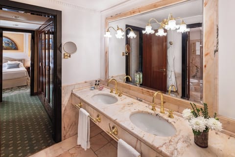 Suite | Bathroom | Combined shower/tub, rainfall showerhead, eco-friendly toiletries