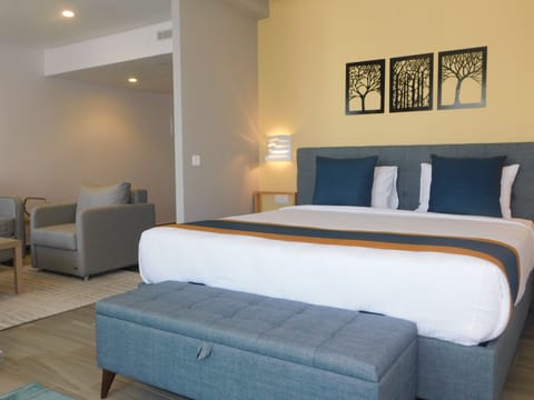Premium Suite | Premium bedding, minibar, in-room safe, desk