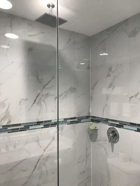 Standard Room, 1 King Bed, Jetted Tub | Bathroom | Combined shower/tub, free toiletries, hair dryer, towels