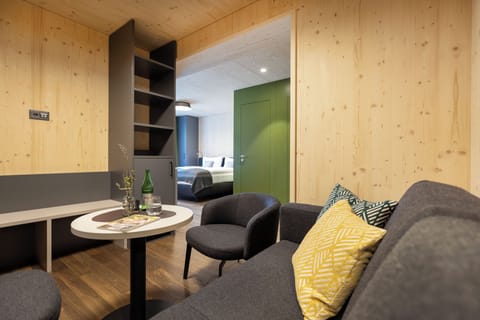 Lifestyle Family Riverside | In-room safe, laptop workspace, blackout drapes, free cribs/infant beds