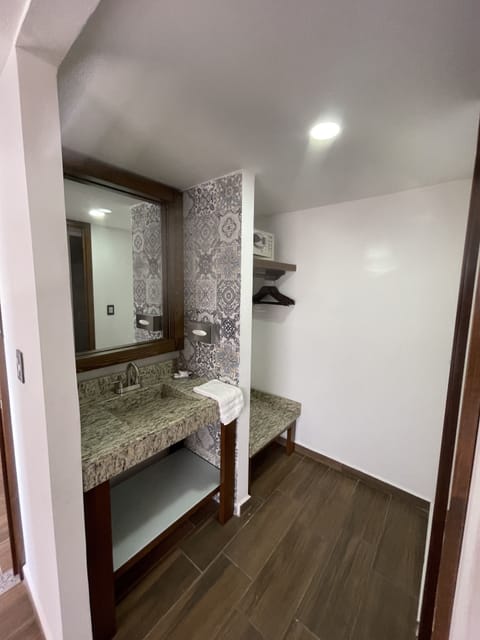 Double Deluxe Room | Bathroom | Shower, free toiletries, hair dryer, towels