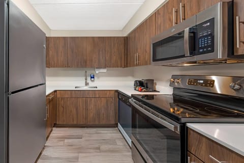 Suite, 1 King Bed with Sofa bed, Non Smoking (Upgrade) | Desk, blackout drapes, soundproofing, iron/ironing board