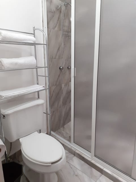 Shower, rainfall showerhead, free toiletries, bidet