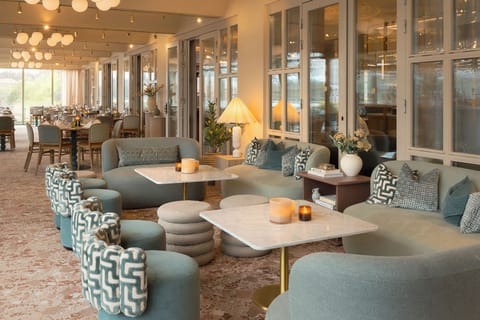 2 bars/lounges