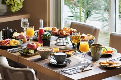Daily buffet breakfast (EUR 17 per person)