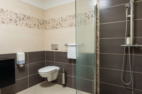 Rainfall showerhead, free toiletries, hair dryer, towels