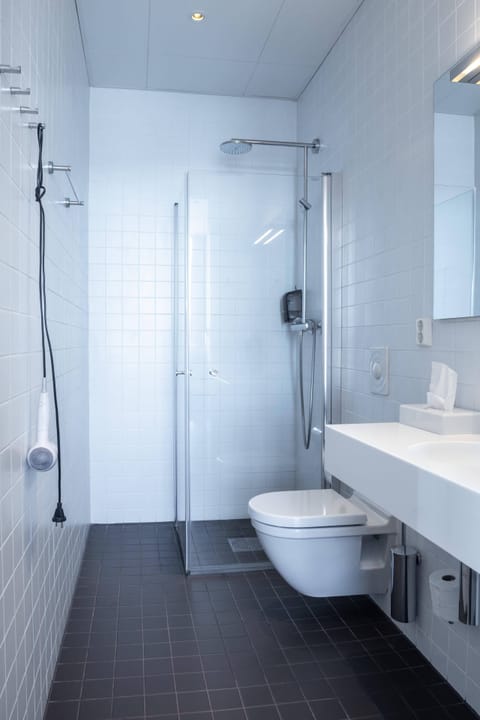 Shower, hair dryer, heated floors, towels