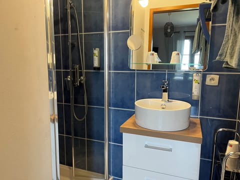 Family Room | Bathroom | Free toiletries, hair dryer, towels, soap