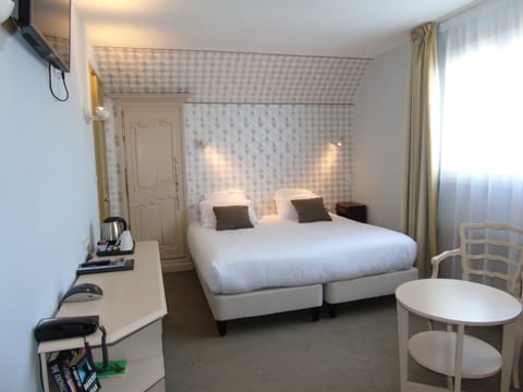 Deluxe Room, 1 King Bed (Living Room) | In-room safe, desk, soundproofing, cribs/infant beds