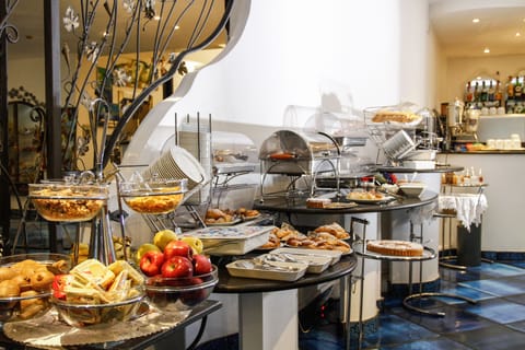 Daily full breakfast (EUR 25 per person)