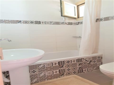 Apartment, 1 Bedroom, Smoking, Balcony | Bathroom | Towels