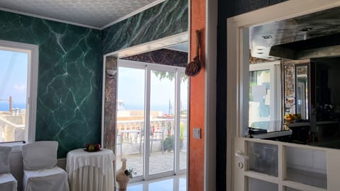 Studio, 1 Bedroom, Balcony, Garden View | Living area | Books