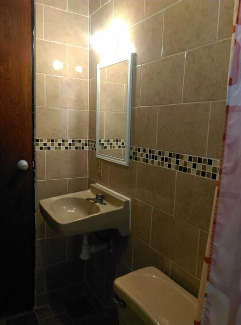 Shower, free toiletries, towels