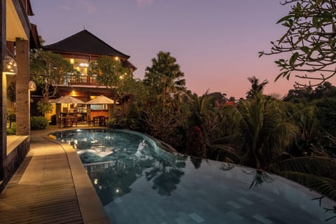Outdoor pool, pool umbrellas, sun loungers