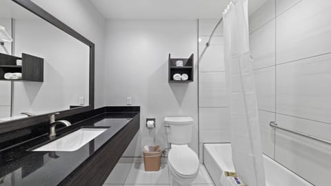 Combined shower/tub, free toiletries, hair dryer, towels