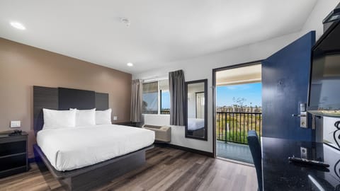 Deluxe Room, 1 Queen Bed, Accessible, Non Smoking | Blackout drapes, soundproofing, iron/ironing board, free WiFi